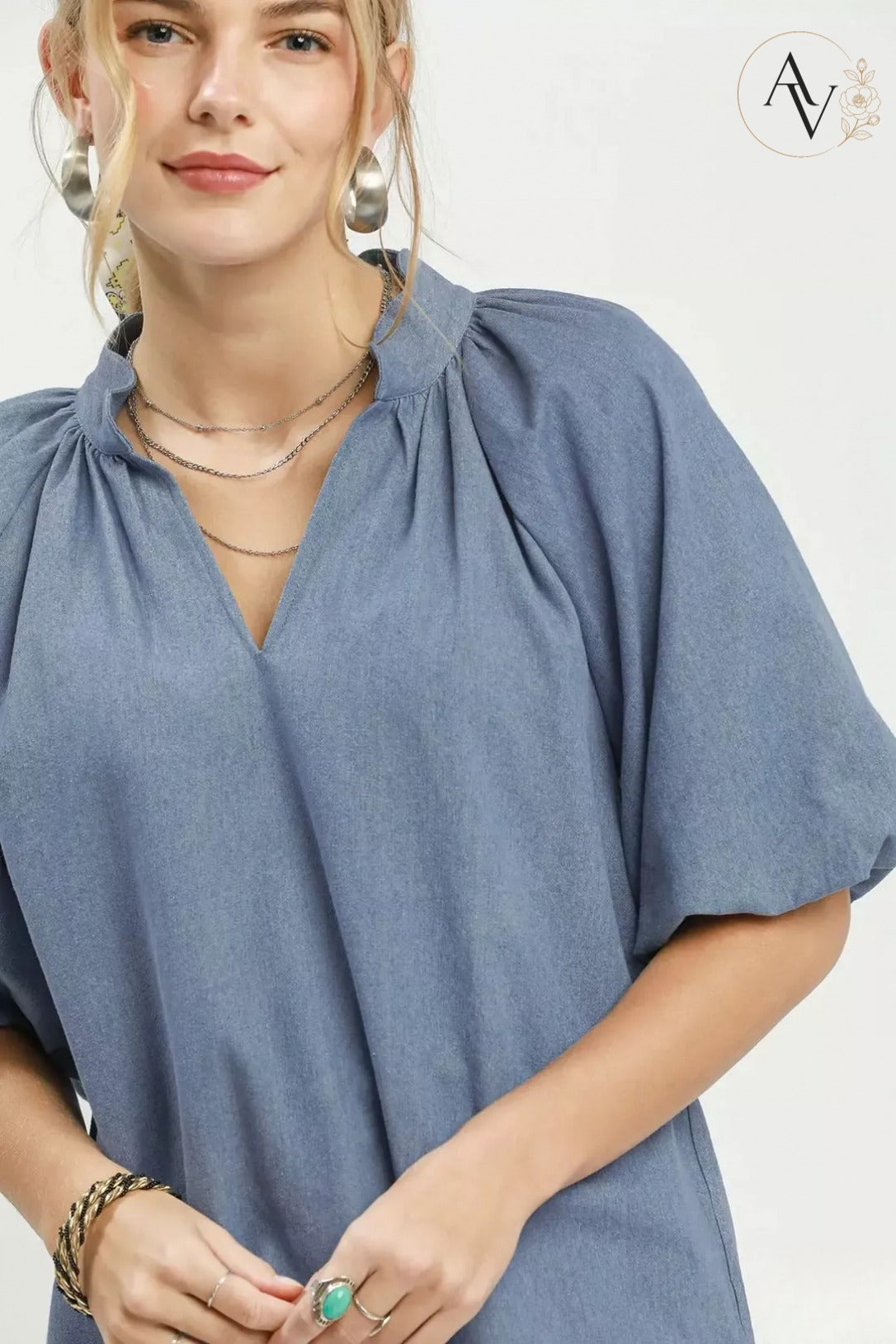 Women’s Chambray Puff Sleeve Top, Scallop Hem Split V-Neck Blouse, Lightweight Cotton Blend Oversized Casual Summer Shirt
