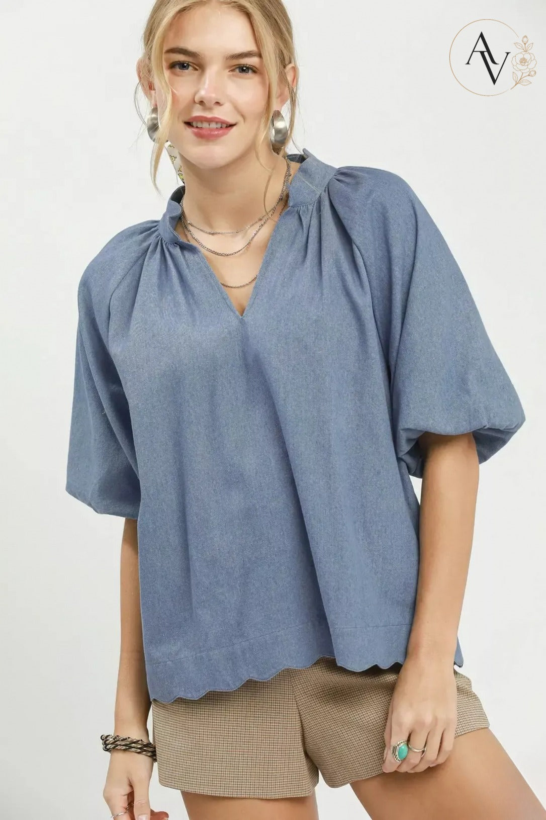 Women’s Chambray Puff Sleeve Top, Scallop Hem Split V-Neck Blouse, Lightweight Cotton Blend Oversized Casual Summer Shirt
